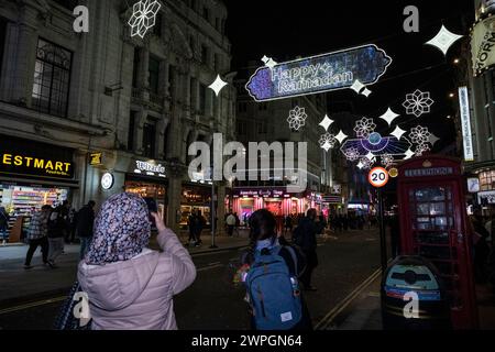 Londra, Regno Unito. 7 marzo 2024. L'installazione di luci Ramadan su Coventry Street vicino a Piccadilly Circus è stata ufficialmente attivata da Sadiq Khan, sindaco di Londra, prima del primo giorno del Ramadan 2024 l'11 marzo. Le luci rimarranno accese per tutto il mese del Ramadan. Crediti: Stephen Chung / Alamy Live News Foto Stock