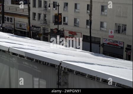 Los Angeles, Stati Uniti. 7 marzo 2024. Un uomo fa gli ultimi ritocchi alla tenda allestita lungo Hollywood blvd. In preparazione della 96° cerimonia di premiazione degli Academy Awards, presentata dall'Academy of Motion Picture Arts and Sciences, Los Angeles, CA, 7 marzo 2024. Gli Oscar 2024 si terranno al Dolby Theatre domenica 10 marzo. (Foto di Anthony Behar/Sipa USA) credito: SIPA USA/Alamy Live News Foto Stock