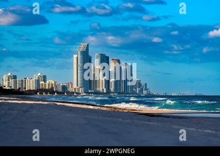 Skyline degli edifici di Sunny Isles Beach visto da Surfside Beach a Miami, Stati Uniti Foto Stock