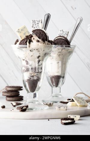 Due dessert con gelato al cioccolato, pronti per essere mangiati. Foto Stock