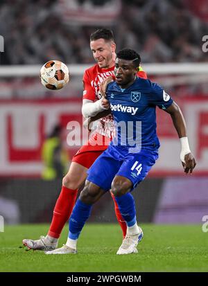 Christian Gunter di Friburgo (a sinistra) e Mohammed Kudus del West Ham United si battono per il pallone durante la partita di andata del 16° turno di UEFA Europa League all'Europa-Park Stadion di Friburgo, in Germania. Data foto: Giovedì 7 marzo 2024. Foto Stock