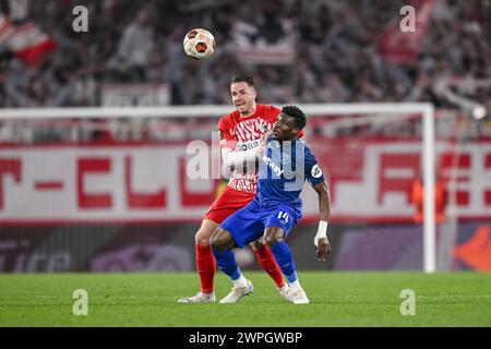 Christian Gunter di Friburgo (a sinistra) e Mohammed Kudus del West Ham United si battono per il pallone durante la partita di andata del 16° turno di UEFA Europa League all'Europa-Park Stadion di Friburgo, in Germania. Data foto: Giovedì 7 marzo 2024. Foto Stock