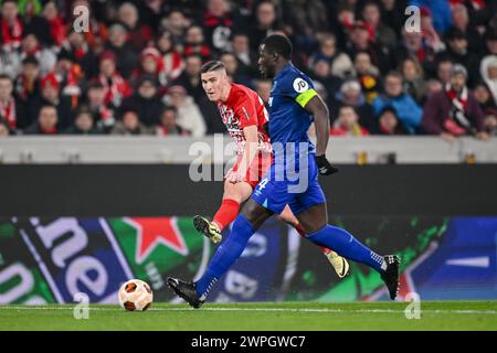 Friburgo Im Breisgau, Germania. 7 marzo 2024. Calcio: Europa League, SC Freiburg - West Ham United, round a eliminazione diretta, round di 16, andata, Europa-Park Stadium. Roland Sallai di Friburgo (l) in azione contro Kurt Zouma di West Ham. Crediti: Harry Langer/dpa/Alamy Live News Foto Stock