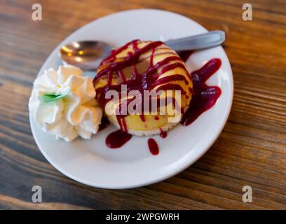 Dessert con sorbetto, ciambella e sciroppo Foto Stock