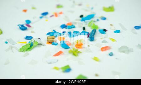 Microplastiche raccolte dalla sabbia sulla spiaggia del Mar Nero. Concetto di inquinamento microplastico delle acque e riscaldamento globale. Foto Stock