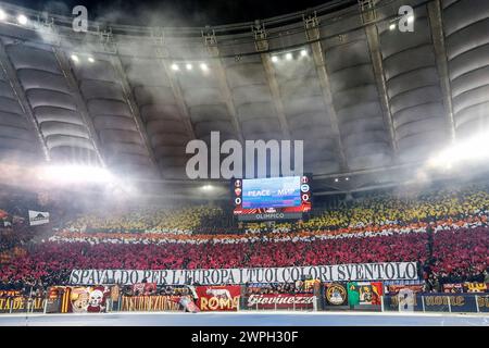 Roma, Italia. 7 marzo 2024. Roma, Italia, 7 marzo 2024. I tifosi della Roma aspettano l'inizio del turno di UEFA Europa League 16 della partita di andata tra Roma e Brighton allo Stadio Olimpico. La Roma ha sconfitto Brighton 4-0. Crediti: Riccardo De Luca - aggiornamento immagini/Alamy Live News Foto Stock