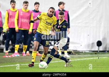 BRUXELLES - (l-r) Loic Lapoussin della Royale Union Saint-Gilloise, Sebastian Szymanski della Fenerbahce SK durante la gara di UEFA Europa League del 16 tra R. Union Sint Gillis e Fenerbahce SK allo stadio lotto Park il 7 marzo 2024 a Bruxelles, Belgio. ANP | Hollandse Hoogte | GERRIT VAN COLOGNE Foto Stock