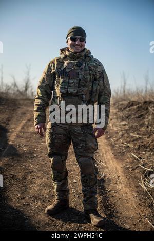 Donbas, Ucraina. 7 marzo 2024. Un membro di un'unità Ucraina di droni da ricognizione "Leleka" della 80th Air Assault Brigade posa per un ritratto in una posizione nel Donbas. I droni sono stati una parte essenziale della guerra da quando la Russia ha lanciato la sua invasione su vasta scala dell'Ucraina il 24 febbraio 2022. (Foto di Laurel Chor/SOPA Images/Sipa USA) credito: SIPA USA/Alamy Live News Foto Stock