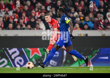 Roland Sallai di Friburgo (a sinistra) e Kurt Zouma del West Ham United si battono per il pallone durante la partita di andata del 16° turno di UEFA Europa League all'Europa-Park Stadion di Friburgo, in Germania. Data foto: Giovedì 7 marzo 2024. Foto Stock