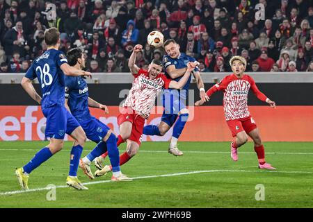 Friburgo Im Breisgau, Germania. 7 marzo 2024. Calcio: Europa League, SC Freiburg - West Ham United, round a eliminazione diretta, round di 16, andata, Europa-Park Stadium. Tomas Soucek di West Ham, Konstantinos Mavropanos di West Ham in azione contro Roland Sallai di Friburgo, Vladimir Coufal di West Ham e Ritsu Doan di Friburgo (l-r). Crediti: Harry Langer/dpa/Alamy Live News Foto Stock