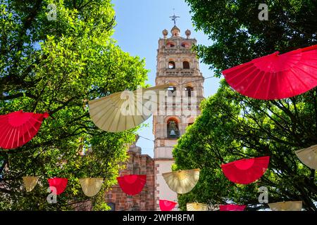 I campanili della chiesa parrocchiale Nuestra Señora de la Luz, o chiesa di nostra Signora della luce, sembrano provenire dal parco Jardin de Salvatierra del centro storico di Salvatierra, Guanajuato, Messico. La chiesa neogotica del XVII secolo onora la patrona della città. Foto Stock