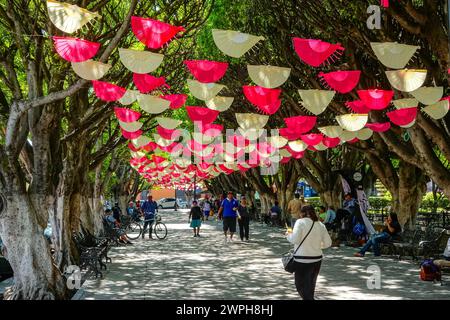 Le colorate bandiere di picado di carta decorano il tranquillo parco Jardin de Salvatierra del quartiere storico centrale di Salvatierra, Guanajuato, Messico. Foto Stock