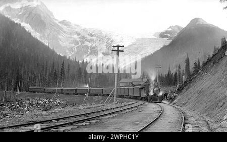 Pacific Express, Canadian Pacific Railways motore numero 402, a Glacier House, BC, CA 1920s Foto Stock