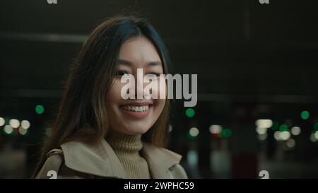 Felice gioioso asiatico multietnico ragazza cinese coreano donna giapponese imprenditrice autista ritratto cliente soddisfatto sorridendo sincera ridere ridendo in Foto Stock