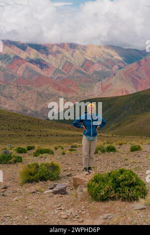 Anorama del Cerro de los 14 Colores, o 14 Coloured Mountain, Serrania de Hornocal, Jujuy, Argentina. Foto di alta qualità Foto Stock