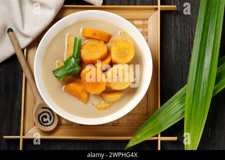 Kolak Ubi Pisang, Banana e composta di patate dolci Menu popolare per Iftar Ramadan in Indonesia. Vista dall'alto. Foto Stock