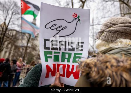 6 marzo 2024, New York City, New York, Stati Uniti: I manifestanti pro-Palestina si riuniscono per chiedere un cessate il fuoco permanente durante una veglia di 24 ore davanti al municipio il 28 2024 febbraio. (Credit Image: © Michael Nigro/Pacific Press via ZUMA Press Wire) SOLO PER USO EDITORIALE! Non per USO commerciale! Foto Stock