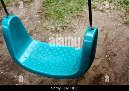 Vecchio e sporco Swing nel cortile Foto Stock