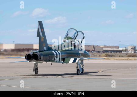 Un T-38 Talon assegnato al 586th Flight test Squadron, taxi su una pista presso Holloman Air Force base, New Mexico, 7 marzo 2024. Il ruolo del Dipartimento dell'Aeronautica militare è quello di fornire un quadro aereo sincronizzato multi-servizio per consentire il processo decisionale su e giù per l'echelon in tutta la forza congiunta con i partner della missione e gli alleati. (Foto U.S. Air Force del Senior Airman Nicholas Paczkowski) Foto Stock