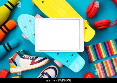 Composizione piatta con moderna tavoletta su sfondo azzurro. Spazio per il testo Foto Stock