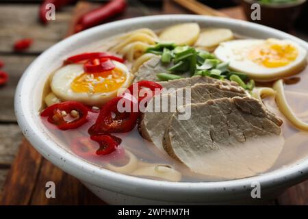 Delizioso ramen nella ciotola sul tavolo, primo piano. Zuppa di noodle Foto Stock