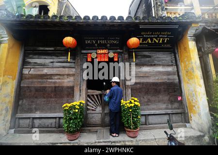 Splendidi edifici antichi nella città vecchia di Hoi An, Vietnam. Foto Stock