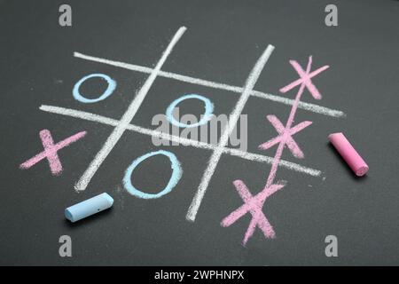 TIC tac Toe game disegnato sulla lavagna Foto Stock