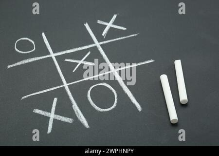 TIC tac Toe game disegnato sulla lavagna Foto Stock