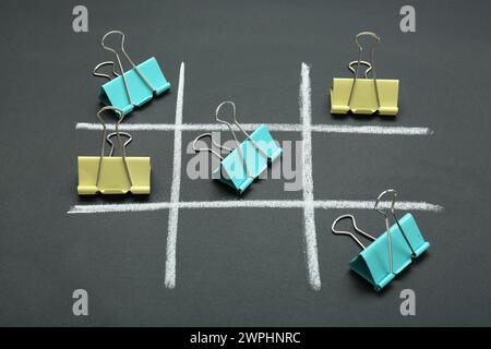 TIC tac Toe Game realizzato con graffette sulla lavagna Foto Stock