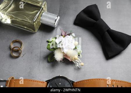 Roba per matrimoni. Composizione con elegante effetto boutonniere su sfondo grigio Foto Stock