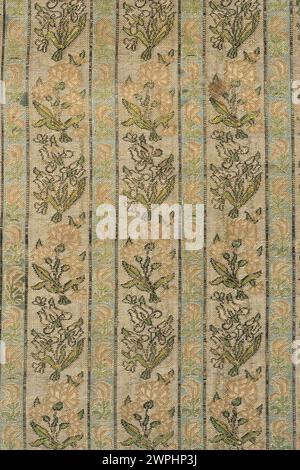 Un frammento di tessuto del XVIII secolo che mostra la consistenza dei tessuti e le tecniche di tessitura caratteristiche del periodo. Foto Stock