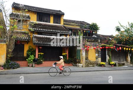 Splendidi edifici antichi nella città vecchia di Hoi An, Vietnam. Foto Stock