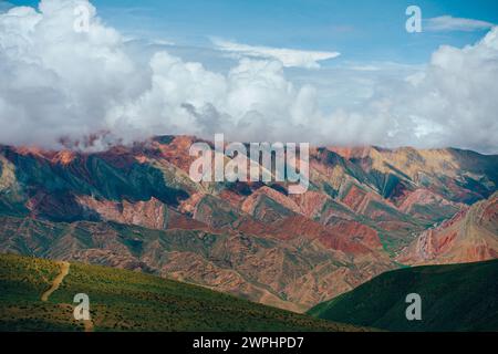 Anorama del Cerro de los 14 Colores, o 14 Coloured Mountain, Serrania de Hornocal, Jujuy, Argentina. Foto di alta qualità Foto Stock