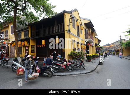 Bellissimi edifici antichi nella città vecchia di Hoi An, Vietnam. Foto Stock