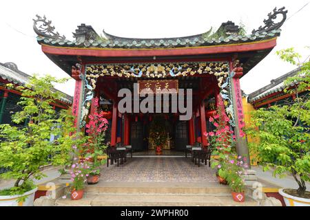 Tempio buddista Hoa Van le Nghia nella città vecchia di Hoi An, Vietnam. Foto Stock