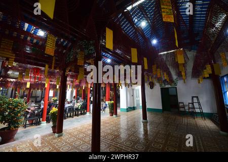 Hoi Quan Phuoc Kien è un luogo di culto ornato costruito per i residenti cinesi del XVII secolo e dedicato a una dea del mare. Città vecchia di Hội An, Vietnam. Foto Stock