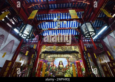 Hoi Quan Phuoc Kien è un luogo di culto ornato costruito per i residenti cinesi del XVII secolo e dedicato a una dea del mare. Città vecchia di Hội An, Vietnam. Foto Stock