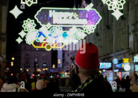 Londra, Regno Unito, 7 marzo 2024. Il Ramadan si illumina in Coventry Street, vicino a Leicester Square dopo un'accensione ufficiale da parte del sindaco di Londra Sadiq Khan. L'installazione è sponsorizzata dalla Fondazione Aziz, dalle comunità locali e dalle donazioni pubbliche. Credito: Fotografia dell'undicesima ora/Alamy Live News Foto Stock