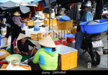 Donne vietnamite che vendono pesce fresco al mercato centrale di Hoi An, Vietnam. Foto Stock