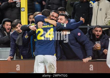 Bruxelles, Belgio. 8 marzo 2024. Jayden Oosterwolde di Fenerbahce celebra il punteggio con i tifosi durante la UEFA Europa Conference League Round of 16, partita di 1a tappa tra R. Union Saint-Gilloise e Fenerbahce SK allo stadio RSC Anderlecht di Bruxelles, Belgio il 7 marzo 2024 (foto di Andrew SURMA/ credito: SIPA USA/Alamy Live News Foto Stock