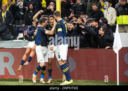 Bruxelles, Belgio. 8 marzo 2024. Jayden Oosterwolde di Fenerbahce celebra il punteggio con i compagni di squadra e i tifosi durante la UEFA Europa Conference League Round of 16, 1st leg match tra R. Union Saint-Gilloise e Fenerbahce SK allo stadio RSC Anderlecht di Bruxelles, Belgio, il 7 marzo 2024 (foto di Andrew SURMA/ credito: SIPA USA/Alamy Live News Foto Stock