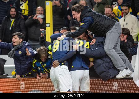 Bruxelles, Belgio. 8 marzo 2024. Jayden Oosterwolde di Fenerbahce celebra il punteggio con i compagni di squadra e i tifosi durante la UEFA Europa Conference League Round of 16, 1st leg match tra R. Union Saint-Gilloise e Fenerbahce SK allo stadio RSC Anderlecht di Bruxelles, Belgio, il 7 marzo 2024 (foto di Andrew SURMA/ credito: SIPA USA/Alamy Live News Foto Stock