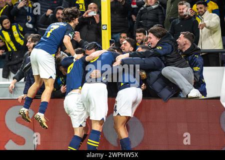 Bruxelles, Belgio. 8 marzo 2024. Jayden Oosterwolde di Fenerbahce celebra il punteggio con i compagni di squadra e i tifosi durante la UEFA Europa Conference League Round of 16, 1st leg match tra R. Union Saint-Gilloise e Fenerbahce SK allo stadio RSC Anderlecht di Bruxelles, Belgio, il 7 marzo 2024 (foto di Andrew SURMA/ credito: SIPA USA/Alamy Live News Foto Stock