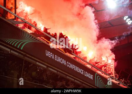 Bruxelles, Belgio. 8 marzo 2024. I tifosi del Fenerbahce con i bagliori durante la UEFA Europa Conference League Round of 16, 1st leg match tra R. Union Saint-Gilloise e Fenerbahce SK allo stadio RSC Anderlecht di Bruxelles, Belgio, il 7 marzo 2024 (foto di Andrew SURMA/ credito: SIPA USA/Alamy Live News Foto Stock