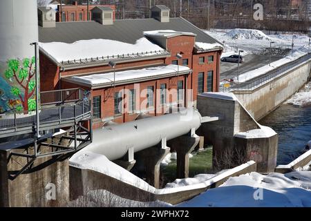 SHERBROOKE, QUEBEC, CANADA - 4 marzo 2021: Centrale idroelettrica del fiume Magog, penstock, energia rinnovabile Foto Stock