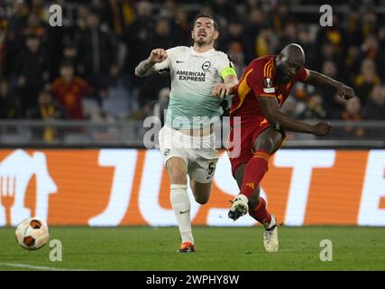 Roma, Italia. 7 marzo 2024. Romelu Lukaku (R) della Roma segna il suo gol durante il turno di UEFA Europa League 16 1a tappa tra Roma e Brighton a Roma, Italia, 7 marzo 2024. Crediti: Ao Gusituo¤kasasuoli/Xinhua/Alamy Live News Foto Stock