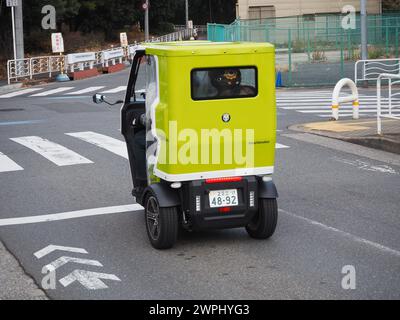 TOKYO, GIAPPONE - 3 gennaio 2024: Uno scooter elettrico TokoToko Ace a tre ruote in un incrocio a Tokyo. Foto Stock