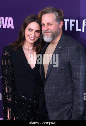 New York, Stati Uniti. 7 marzo 2024. Sara Bareilles e Joe Tippett assistono alla prima Netflix di Girls5eva al Paris Theater di New York, New York, USA il 7 marzo 2024. Foto di Charles Guerin/ABACAPRESS.COM credito: Abaca Press/Alamy Live News Foto Stock