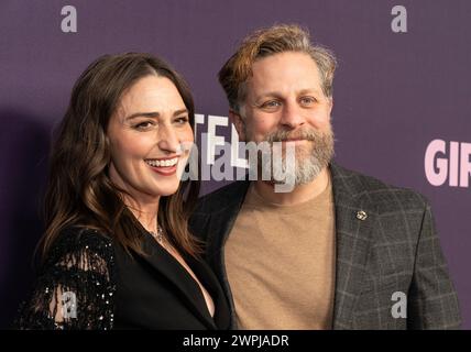 Sara Bareilles, vestita da Christian Siriano e Joe Tippett, partecipa alla prima di Girls5eva by Netflix al Paris Theater di New York il 7 marzo 2024 Foto Stock