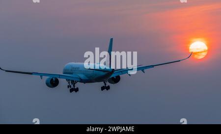 3 marzo 2024: Gli aerei si preparano ad atterrare all'aeroporto di Tan Son Nhat, ho chi Minh City durante il tramonto Foto Stock